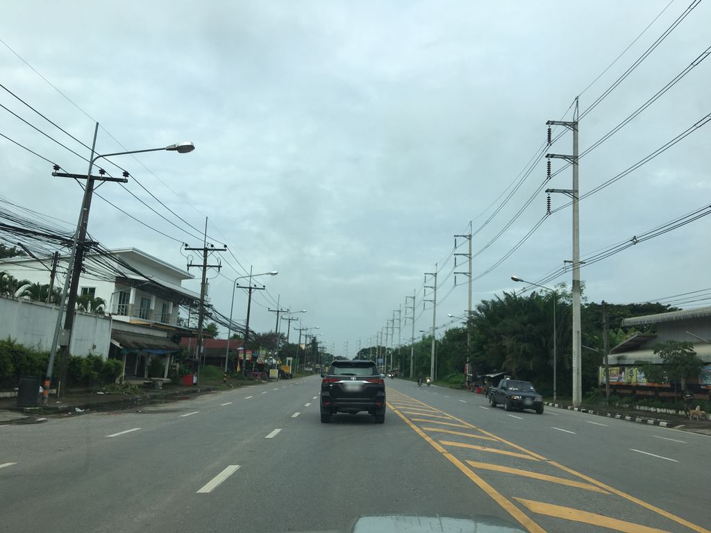ภาพถนนตรงที่ ร้านสปิ๋วฟิชชิ่งช็อป ตั้งอยู่ ถ่ายโดย wapriz พ.ศ. 2561 (2018) · A street-level view of where ร้านสปิ๋วฟิชชิ่งช็อป · Ran Sapio Fishing Shop stands, by wapriz in 2561 (2018)