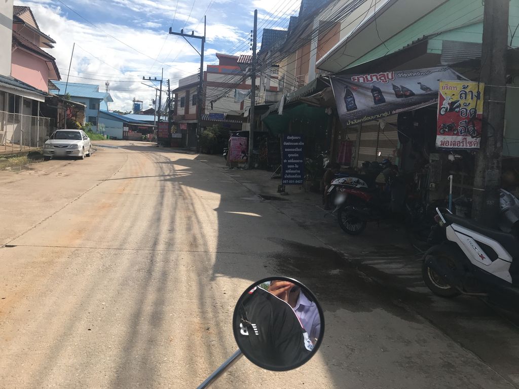 ภาพถนนตรงที่ ร้านลาวตำ ตำลาว ตั้งอยู่ ถ่ายโดย wiwattantib พ.ศ. 2561 (2018) · A street-level view of where ร้านลาวตำ ตำลาว · Ran Lao Tam Tamlao stands, by wiwattantib in 2561 (2018)