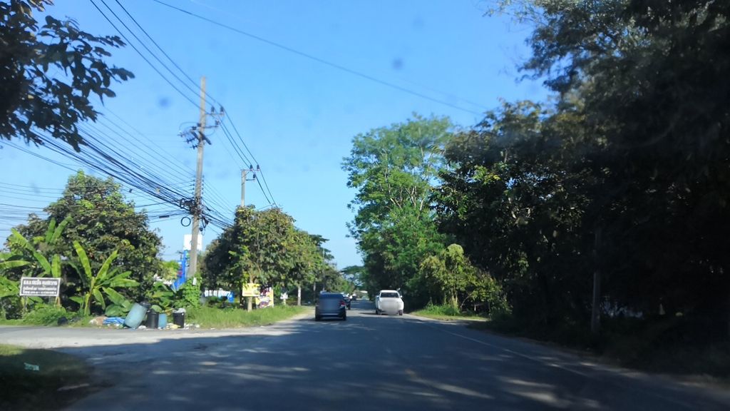 ภาพถนนตรงที่ สามแยกฝั่งหมิ่น โครงหลังคารถยนต์ โครงเต็นท์ผ้าใบ กันสาด ตั้งอยู่ ถ่ายโดย charlesano พ.ศ. 2561 (2018) · A street-level view of where สามแยกฝั่งหมิ่น โครงหลังคารถยนต์ โครงเต็นท์ผ้าใบ กันสาด · Samyaek Fangmin Khrong Langkha Rathayon Khrong Tent Phabai Kansat stands, by charlesano in 2561 (2018)