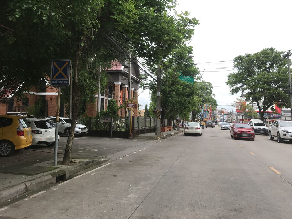 ภาพถนนตรงที่ 545 ตั้งอยู่ ถ่ายโดย kiw พ.ศ. 2561 (2018) · A street-level view of where 545 stands, by kiw in 2561 (2018)