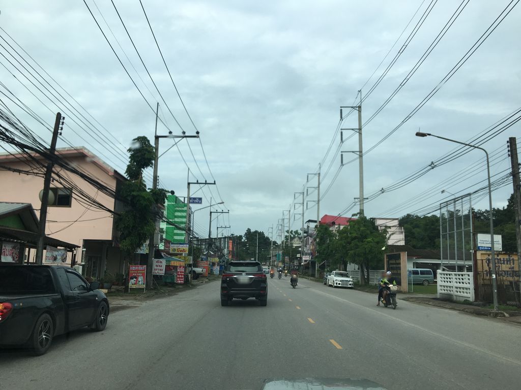 ภาพถนนตรงที่ นิศาชลผ้าม่าน เชียงราย Nisachon Curtain Chiangrai ตั้งอยู่ ถ่ายโดย wapriz พ.ศ. 2561 (2018) · A street-level view of where นิศาชลผ้าม่าน เชียงราย Nisachon Curtain Chiangrai stands, by wapriz in 2561 (2018)
