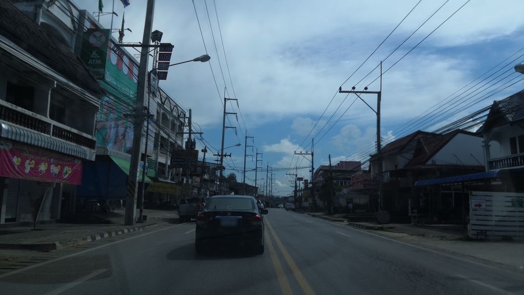 ภาพถนนตรงที่ สยามฟาร์ม เวียงป่าเป้า ตั้งอยู่ ถ่ายโดย charlesano พ.ศ. 2561 (2018) · A street-level view of where สยามฟาร์ม เวียงป่าเป้า · Sayamfam Wiang Pa Pao stands, by charlesano in 2561 (2018)