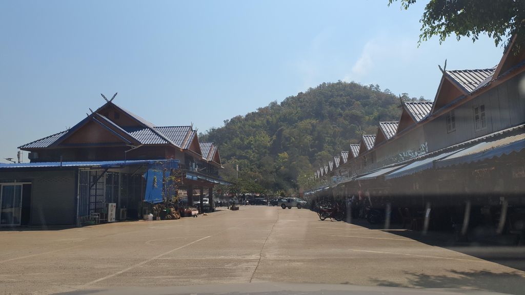 ภาพถนนตรงที่ ร้านพลอยมงคล ตั้งอยู่ ถ่ายโดย jrcarlsen พ.ศ. 2565 (2022) · A street-level view of where ร้านพลอยมงคล · Ran Phaloi Mongkhon stands, by jrcarlsen in 2565 (2022)