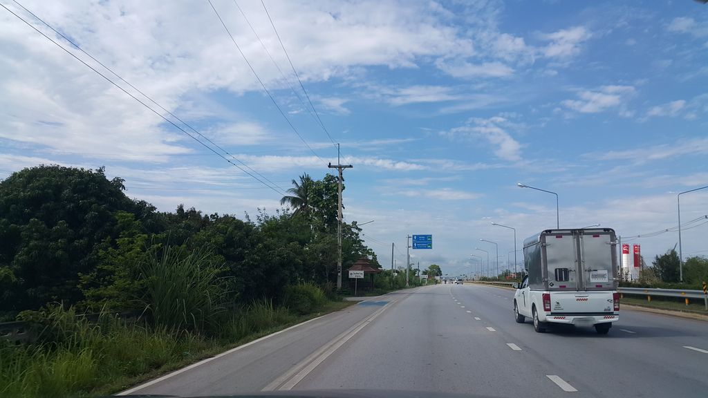 ภาพถนนตรงที่ กาญจนศักดิ์ยางยนต์ ตั้งอยู่ ถ่ายโดย jrcarlsen พ.ศ. 2560 (2017) · A street-level view of where กาญจนศักดิ์ยางยนต์ · Kanchana Sak Yangyon stands, by jrcarlsen in 2560 (2017)