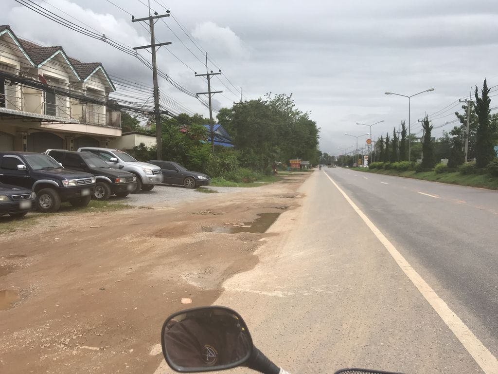 ภาพถนนตรงที่ เค.เอ็น มอเตอร์แอร์ ตั้งอยู่ ถ่ายโดย kiw พ.ศ. 2561 (2018) · A street-level view of where เค.เอ็น มอเตอร์แอร์ · Khe.en Motor Air stands, by kiw in 2561 (2018)