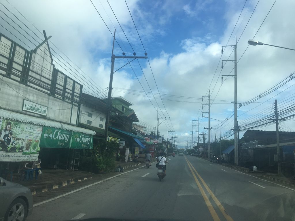 ภาพถนนตรงที่ ร้านเวียงป่าเป้าค้าไม้ ตั้งอยู่ ถ่ายโดย wapriz พ.ศ. 2561 (2018) · A street-level view of where ร้านเวียงป่าเป้าค้าไม้ · Ran Wiang Pa Pao Khamai stands, by wapriz in 2561 (2018)