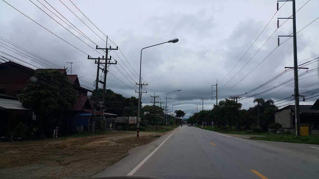 ภาพถนนตรงที่ อู่สมชาย ตั้งอยู่ ถ่ายโดย jrcarlsen พ.ศ. 2559 (2016) · A street-level view of where อู่สมชาย · Utmachai stands, by jrcarlsen in 2559 (2016)