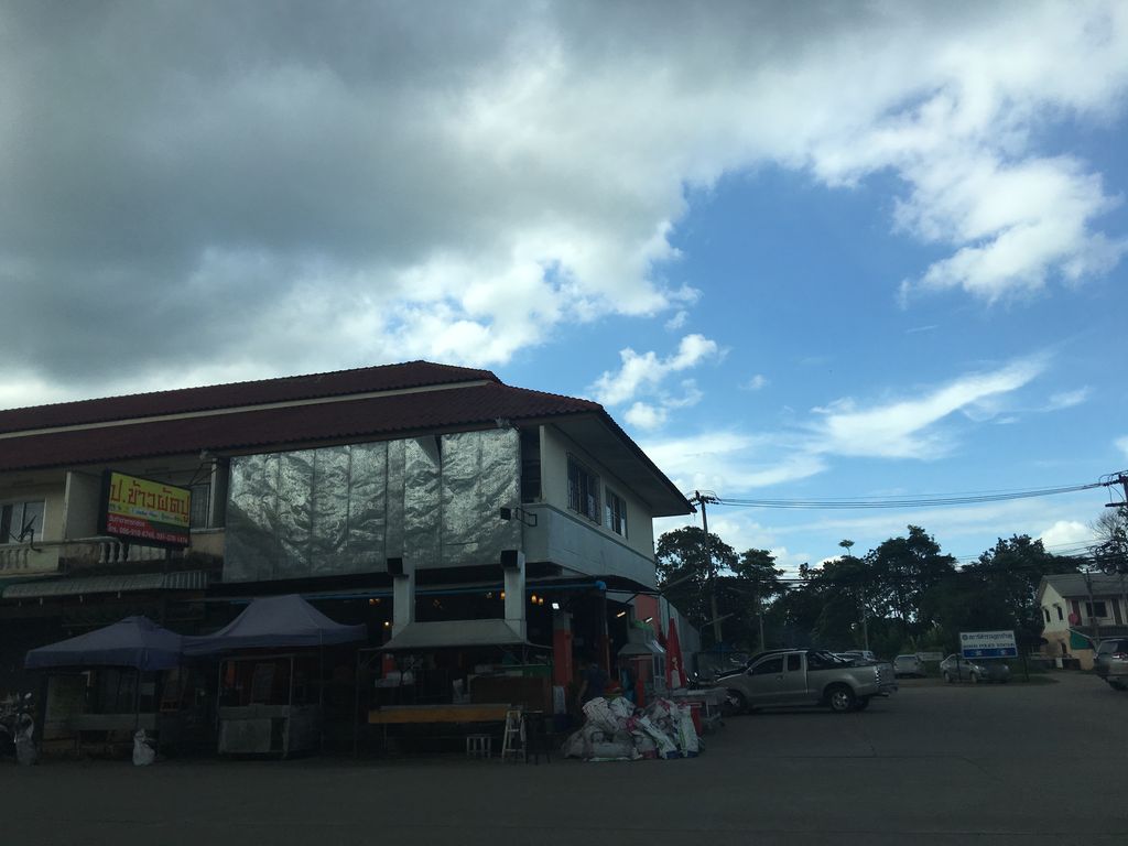 ภาพถนนตรงที่ พี่กุ้งกดสิว บ้านดู่ ตั้งอยู่ ถ่ายโดย wapriz พ.ศ. 2561 (2018) · A street-level view of where พี่กุ้งกดสิว บ้านดู่ · Phikungkotsio Ban Du stands, by wapriz in 2561 (2018)