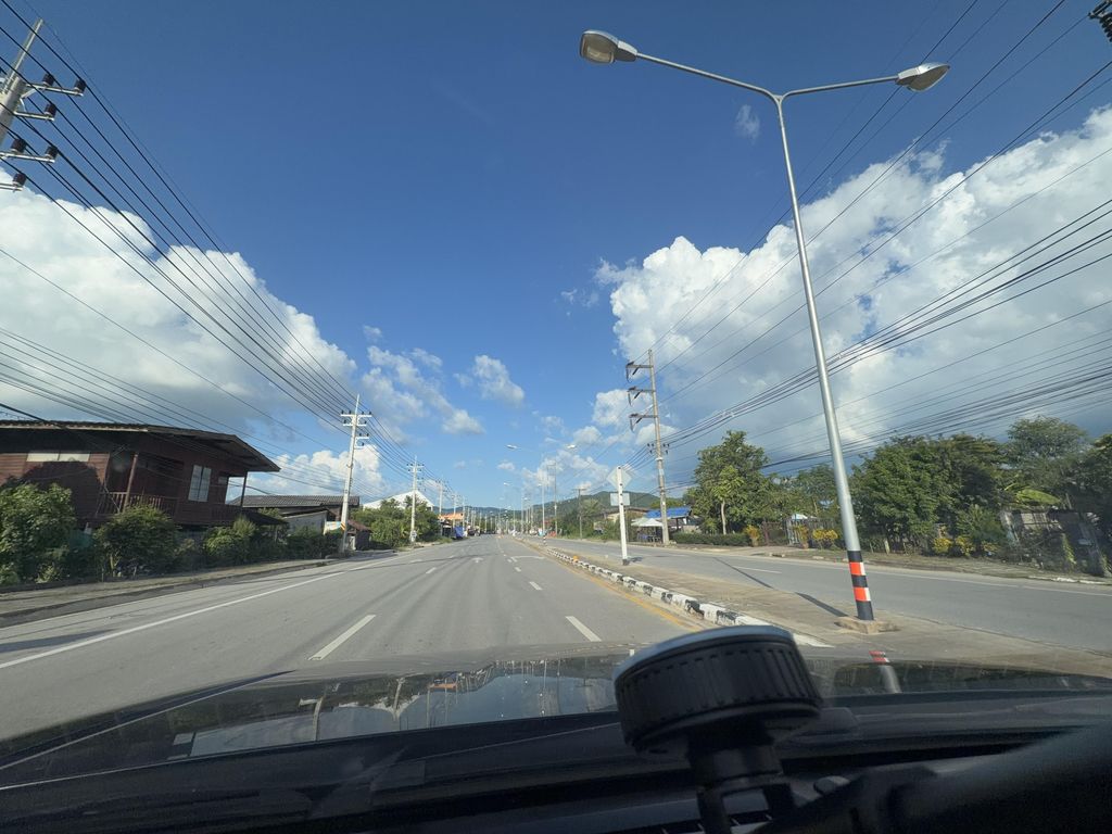 ภาพถนนตรงที่ ก๋วยเตี๋ยวเป็ดตุ๋น ตั้งอยู่ ถ่ายโดย Peeramod พ.ศ. 2569 (2026) · A street-level view of where ก๋วยเตี๋ยวเป็ดตุ๋น · Kuaitiao Pet Tun stands, by Peeramod in 2569 (2026)