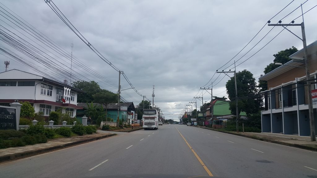 ภาพถนนตรงที่ คลินิกหมอนิตยา ตั้งอยู่ ถ่ายโดย jrcarlsen พ.ศ. 2559 (2016) · A street-level view of where คลินิกหมอนิตยา · Mo Nitya Clinic stands, by jrcarlsen in 2559 (2016)