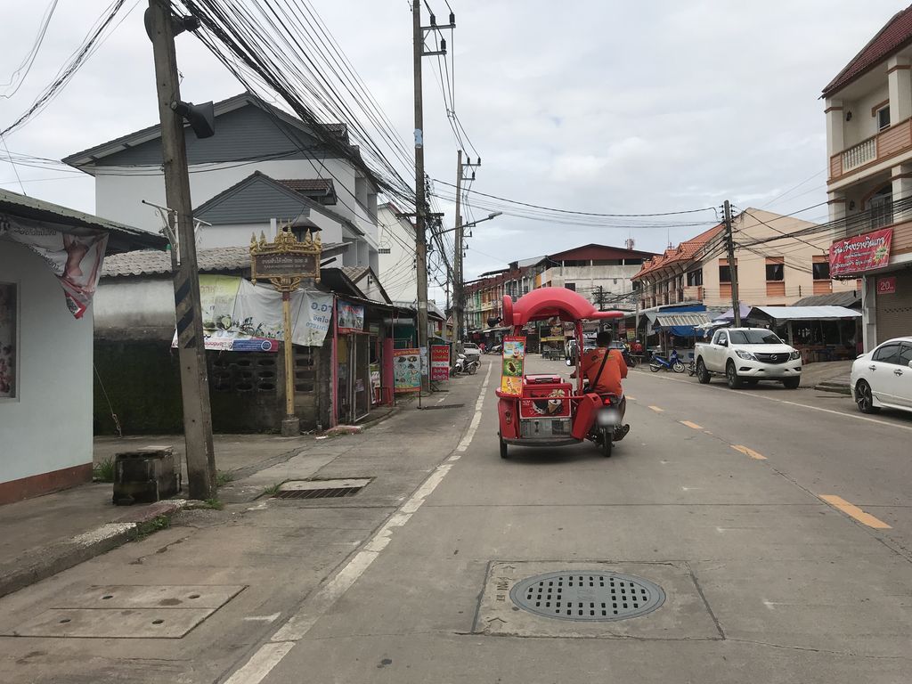 ภาพถนนตรงที่ Tuengnong Chiang Rai ตั้งอยู่ ถ่ายโดย kiw พ.ศ. 2561 (2018) · A street-level view of where Tuengnong Chiang Rai stands, by kiw in 2561 (2018)