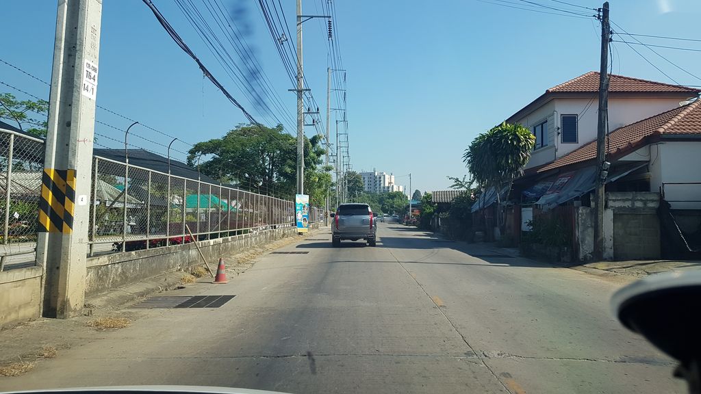ภาพถนนตรงที่ Popular Plants ตั้งอยู่ ถ่ายโดย igorzo พ.ศ. 2562 (2019) · A street-level view of where Popular Plants stands, by igorzo in 2562 (2019)