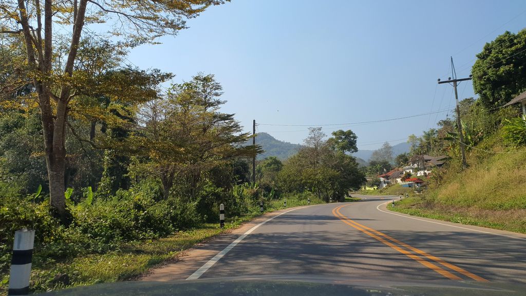 ภาพถนนตรงที่ เฮียตี๋ เมืองนนท์ ตั้งอยู่ ถ่ายโดย jrcarlsen พ.ศ. 2565 (2022) · A street-level view of where เฮียตี๋ เมืองนนท์ · Hiati Mueang Non stands, by jrcarlsen in 2565 (2022)