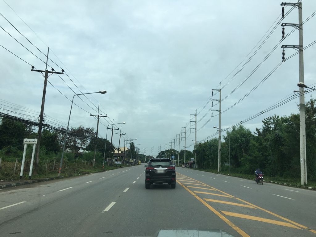 ภาพถนนตรงที่ โกดังเสื้อผ้ามือสองเชียงราย ตั้งอยู่ ถ่ายโดย wapriz พ.ศ. 2561 (2018) · A street-level view of where โกดังเสื้อผ้ามือสองเชียงราย · Kodang Sueaphamuetong Chiang Rai stands, by wapriz in 2561 (2018)