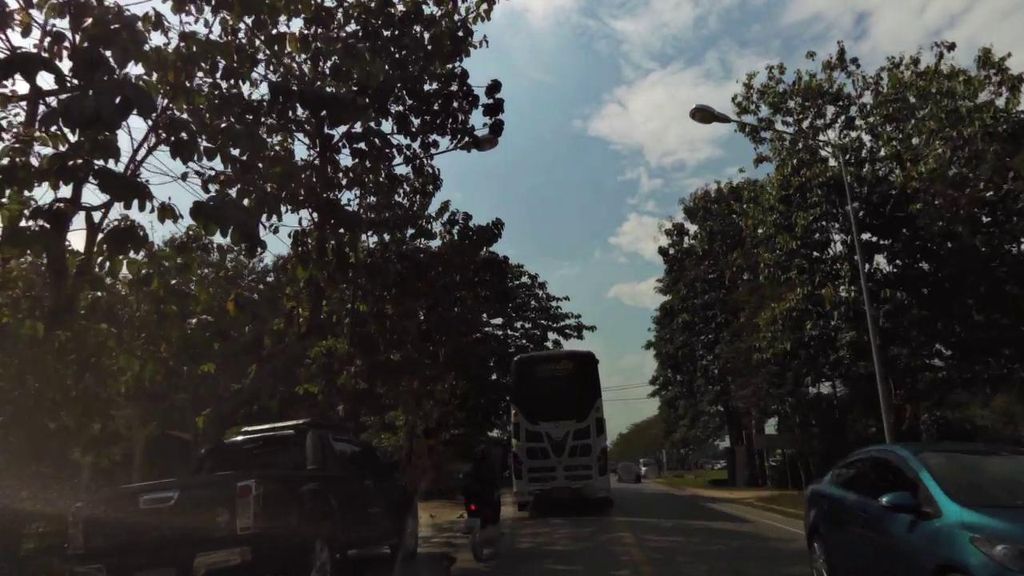 ภาพถนนตรงที่ เตี๋ยวไก่ใส่ใจ ตั้งอยู่ ถ่ายโดย toffy พ.ศ. 2561 (2018) · A street-level view of where เตี๋ยวไก่ใส่ใจ · Tiaokai Saichai stands, by toffy in 2561 (2018)