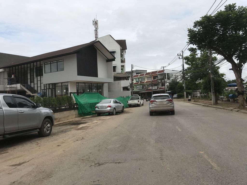 ภาพถนนตรงที่ ร้านกรอบรูปไม้สี่แจ่ง ตั้งอยู่ ถ่ายโดย kiw พ.ศ. 2561 (2018) · A street-level view of where ร้านกรอบรูปไม้สี่แจ่ง · Ran Karobrup Mai Si Chaeng stands, by kiw in 2561 (2018)