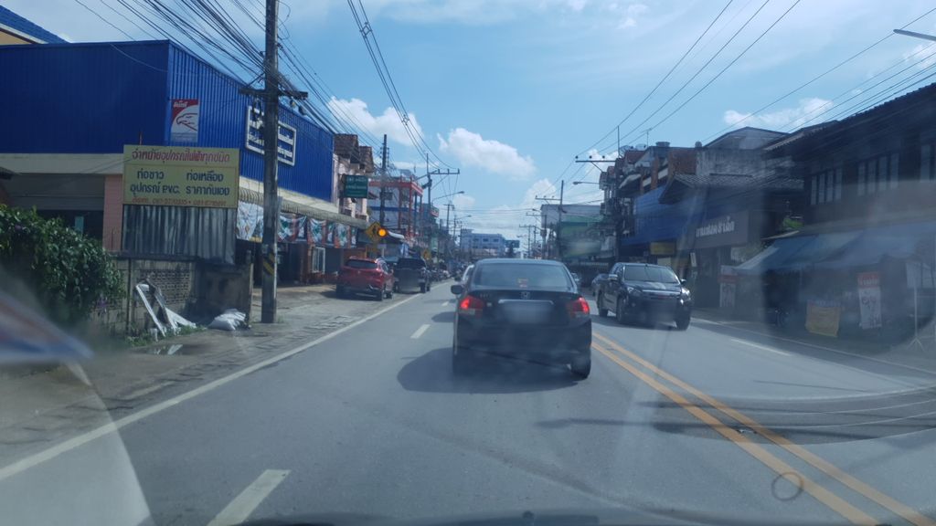ภาพถนนตรงที่ ร้านแม่ขะจานการแว่น ตั้งอยู่ ถ่ายโดย silamanee พ.ศ. 2561 (2018) · A street-level view of where ร้านแม่ขะจานการแว่น · Ran Mae Kha Chan Kanwaen stands, by silamanee in 2561 (2018)