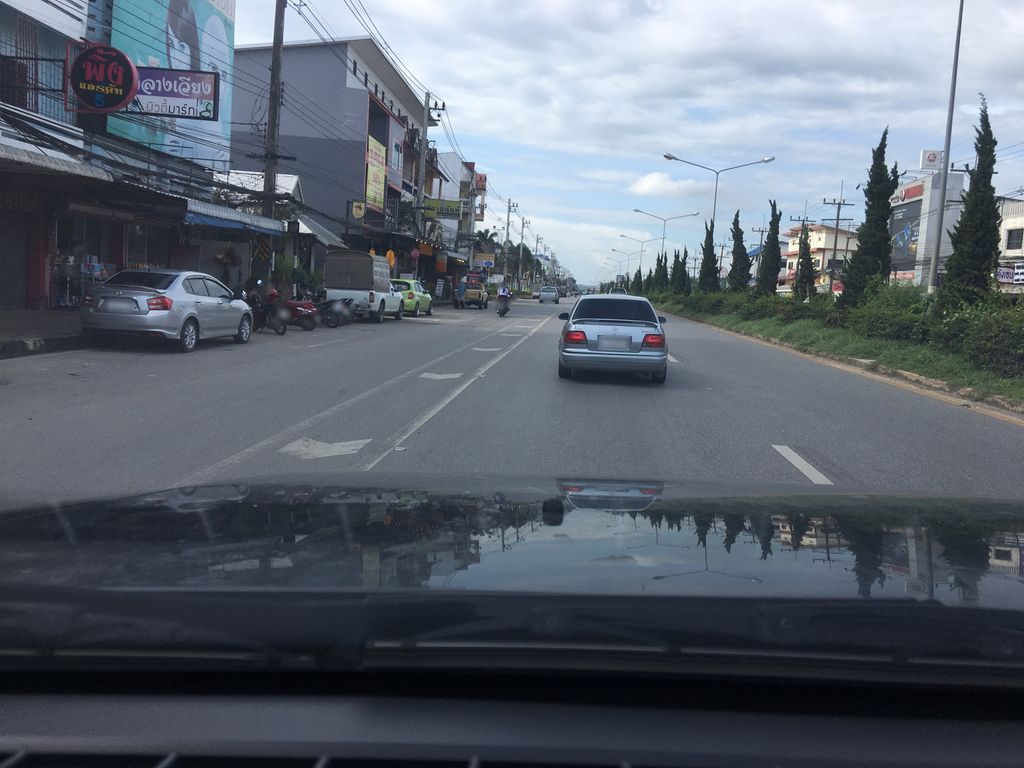 ภาพถนนตรงที่ ร้านเกาเหลาเลือดหมู ตั้งอยู่ ถ่ายโดย wapriz พ.ศ. 2561 (2018) · A street-level view of where ร้านเกาเหลาเลือดหมู · Ran Kaolao Lueatmu stands, by wapriz in 2561 (2018)