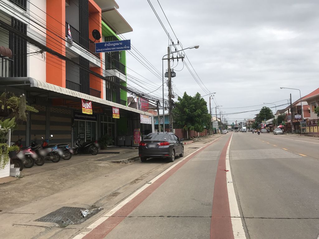 ภาพถนนตรงที่ บ้านใหม่ ชาบู หมูกระทะ พรีเมี่ยม ตั้งอยู่ ถ่ายโดย kiw พ.ศ. 2561 (2018) · A street-level view of where บ้านใหม่ ชาบู หมูกระทะ พรีเมี่ยม · Ban Mai Shabu Mukratha Phrimiam stands, by kiw in 2561 (2018)