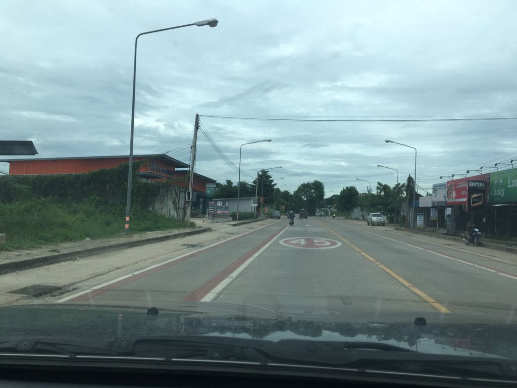 ภาพถนนตรงที่ Mirin Yakiniku Chiangrai ตั้งอยู่ ถ่ายโดย wapriz พ.ศ. 2561 (2018) · A street-level view of where Mirin Yakiniku Chiangrai stands, by wapriz in 2561 (2018)