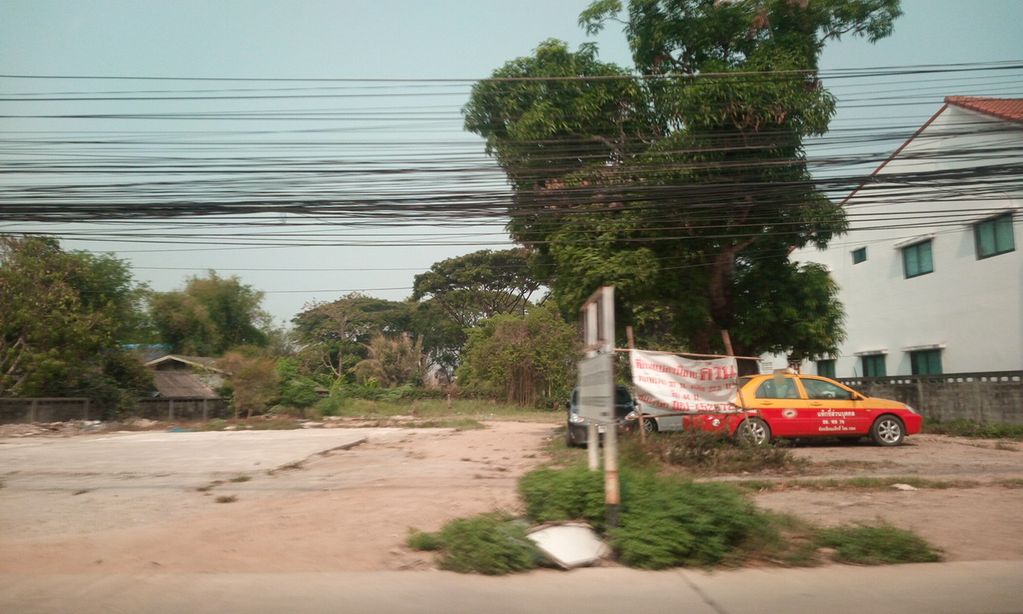 ภาพถนนตรงที่ น้ำลัดแบตเตอรี่ ตั้งอยู่ ถ่ายโดย ozflor พ.ศ. 2562 (2019) · A street-level view of where น้ำลัดแบตเตอรี่ · Nam Lat Battery stands, by ozflor in 2562 (2019)