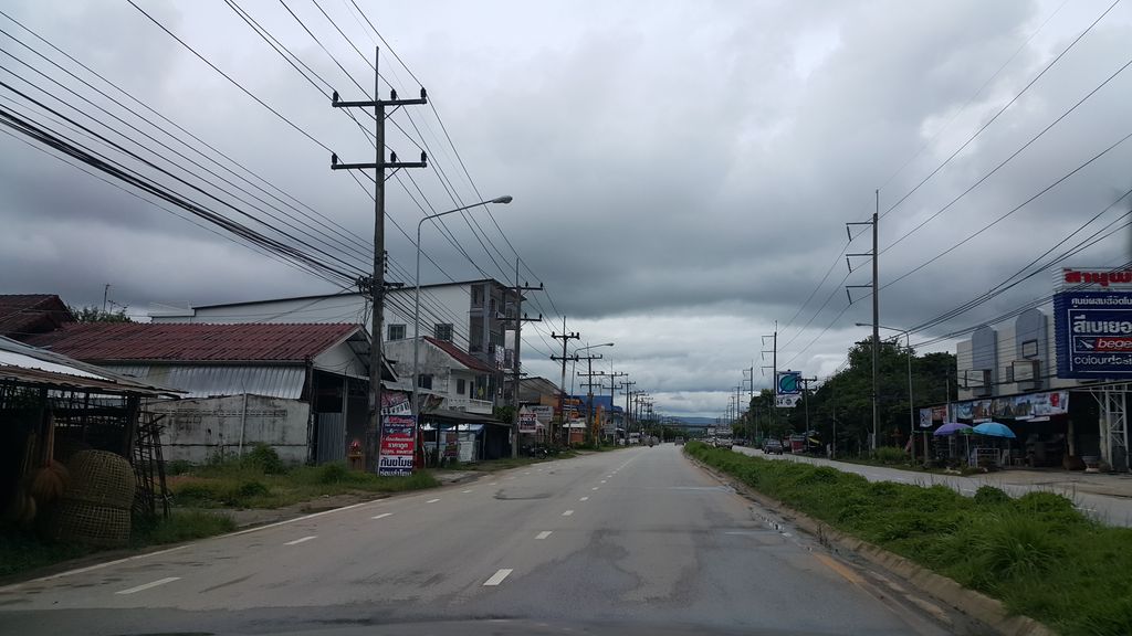 ภาพถนนตรงที่ Salisa Nail ตั้งอยู่ ถ่ายโดย jrcarlsen พ.ศ. 2559 (2016) · A street-level view of where Salisa Nail stands, by jrcarlsen in 2559 (2016)