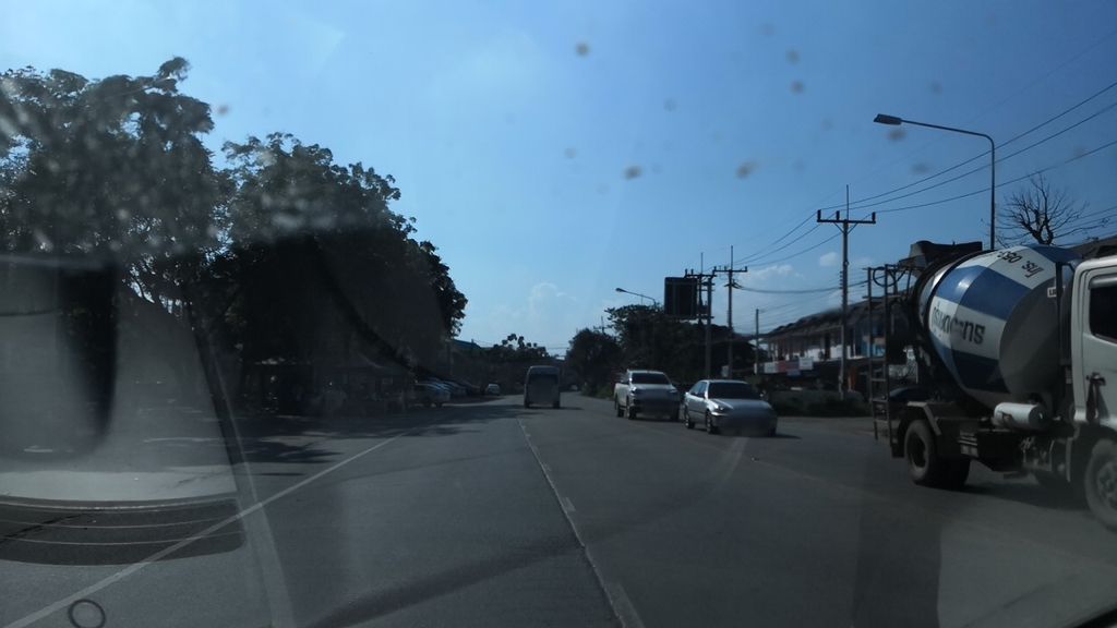 ภาพถนนตรงที่ คาเฟ่รถไฟ ตั้งอยู่ ถ่ายโดย charlesano พ.ศ. 2561 (2018) · A street-level view of where คาเฟ่รถไฟ · Café Rotfai stands, by charlesano in 2561 (2018)