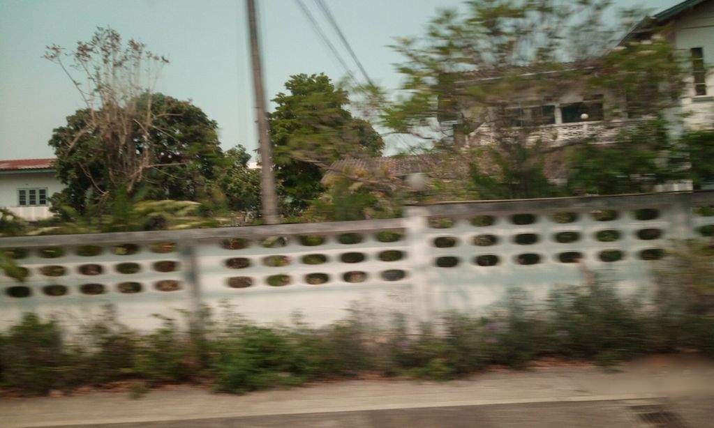 ภาพถนนตรงที่ Shinophat’s House (บ้านชิโนภาส) ตั้งอยู่ ถ่ายโดย ozflor พ.ศ. 2562 (2019) · A street-level view of where Shinophat’s House (บ้านชิโนภาส) stands, by ozflor in 2562 (2019)