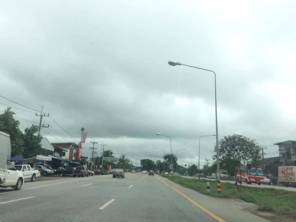 ภาพถนนตรงที่ Kerry Express สาขาวัดร่องขุ่น ตั้งอยู่ ถ่ายโดย prasert พ.ศ. 2559 (2016) · A street-level view of where Kerry Express สาขาวัดร่องขุ่น stands, by prasert in 2559 (2016)
