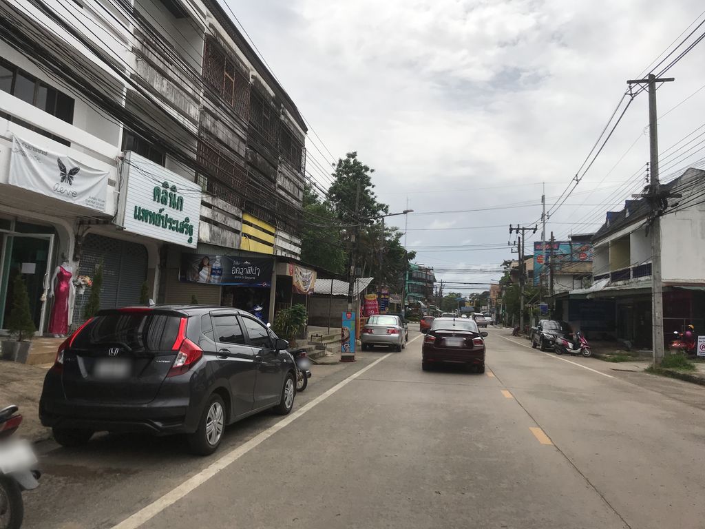 ภาพถนนตรงที่ โมโม ปัง ตั้งอยู่ ถ่ายโดย kiw พ.ศ. 2561 (2018) · A street-level view of where โมโม ปัง · Momo Pang stands, by kiw in 2561 (2018)