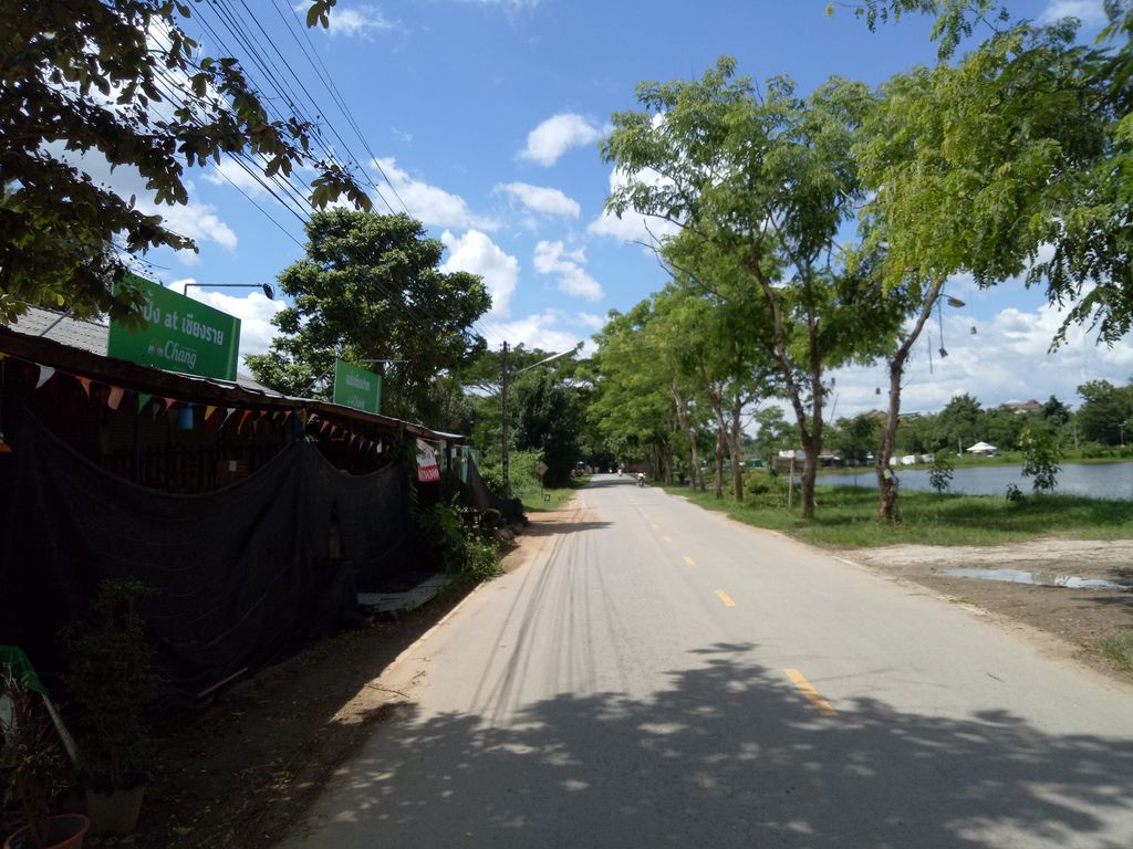 ภาพถนนตรงที่ ศูนย์หัตถกรรมบ้านสันตาลเหลือง ตั้งอยู่ ถ่ายโดย bak009 พ.ศ. 2561 (2018) · A street-level view of where ศูนย์หัตถกรรมบ้านสันตาลเหลือง · Hatthakrarom Ban San Tan Lueang Centre stands, by bak009 in 2561 (2018)
