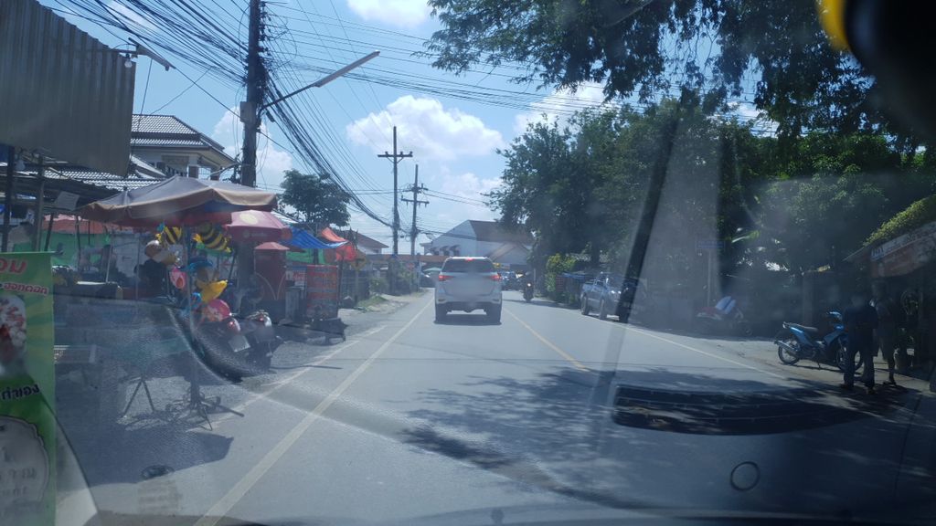 ภาพถนนตรงที่ โบวี่กาแฟซิ่ง ตั้งอยู่ ถ่ายโดย silamanee พ.ศ. 2561 (2018) · A street-level view of where โบวี่กาแฟซิ่ง · Bowi Kafae Sing stands, by silamanee in 2561 (2018)
