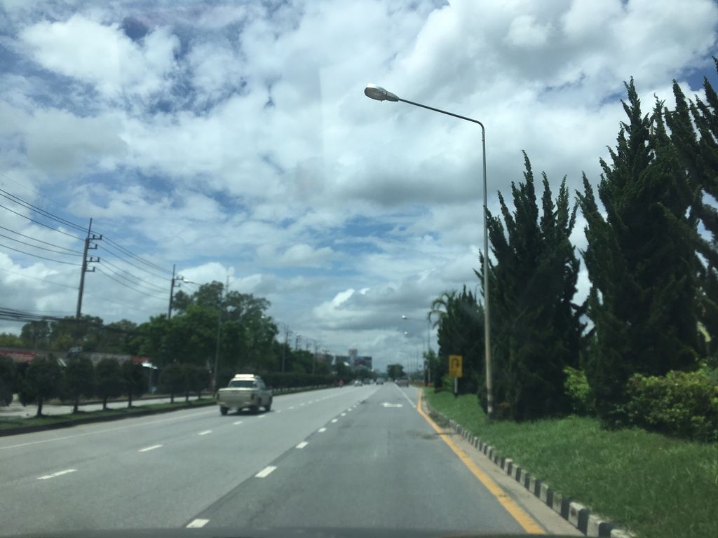 ภาพถนนตรงที่ โอซาก้า ฟิชชิ่ง ตั้งอยู่ ถ่ายโดย wapriz พ.ศ. 2561 (2018) · A street-level view of where โอซาก้า ฟิชชิ่ง · Osaka Fishing stands, by wapriz in 2561 (2018)