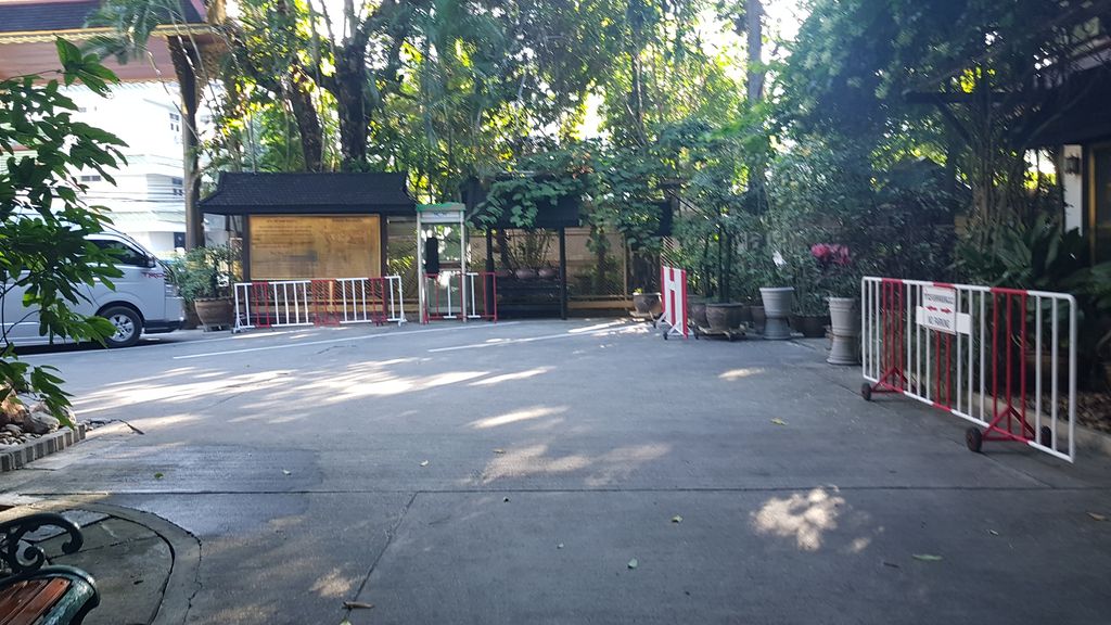ภาพถนนตรงที่ วัดพระแก้วเชียงราย ตั้งอยู่ ถ่ายโดย igorzo พ.ศ. 2562 (2019) · A street-level view of where วัดพระแก้วเชียงราย · Wat Phra Kaeo Chiang Rai stands, by igorzo in 2562 (2019)