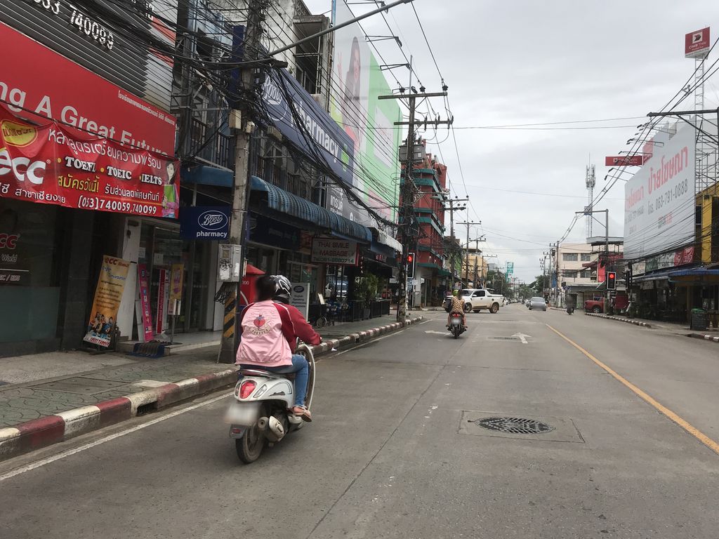 ภาพถนนตรงที่ Akha Ya Massage & Spa ตั้งอยู่ ถ่ายโดย kiw พ.ศ. 2561 (2018) · A street-level view of where Akha Ya Massage & Spa stands, by kiw in 2561 (2018)
