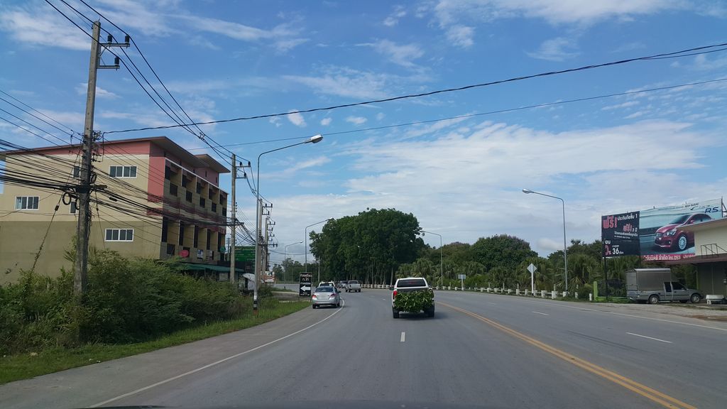 ภาพถนนตรงที่ โค้ชวุฒิ - Coach Wut ตั้งอยู่ ถ่ายโดย jrcarlsen พ.ศ. 2560 (2017) · A street-level view of where โค้ชวุฒิ - Coach Wut stands, by jrcarlsen in 2560 (2017)