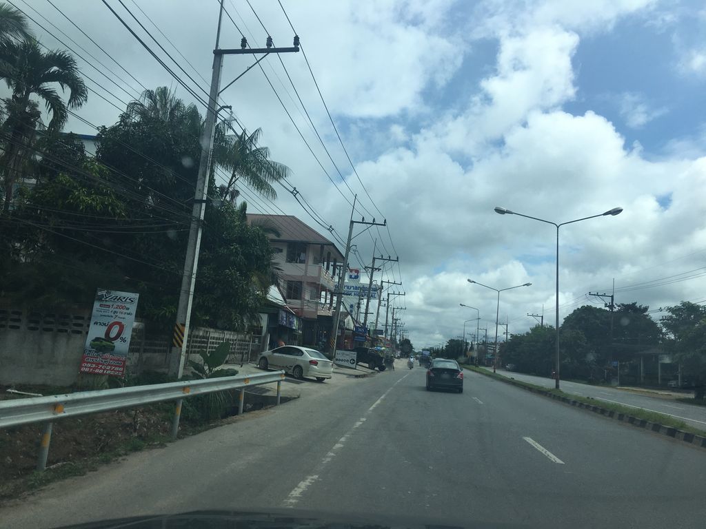 ภาพถนนตรงที่ เสริมสุข ตั้งอยู่ ถ่ายโดย wapriz พ.ศ. 2561 (2018) · A street-level view of where เสริมสุข · Soemsuk stands, by wapriz in 2561 (2018)