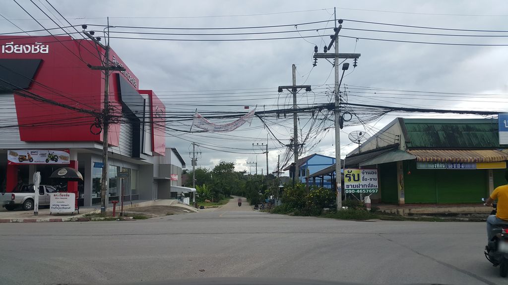 ภาพถนนตรงที่ ข้าวซอย บุษณีย์ ตั้งอยู่ ถ่ายโดย jrcarlsen พ.ศ. 2559 (2016) · A street-level view of where ข้าวซอย บุษณีย์ · Khao Soi Butni stands, by jrcarlsen in 2559 (2016)