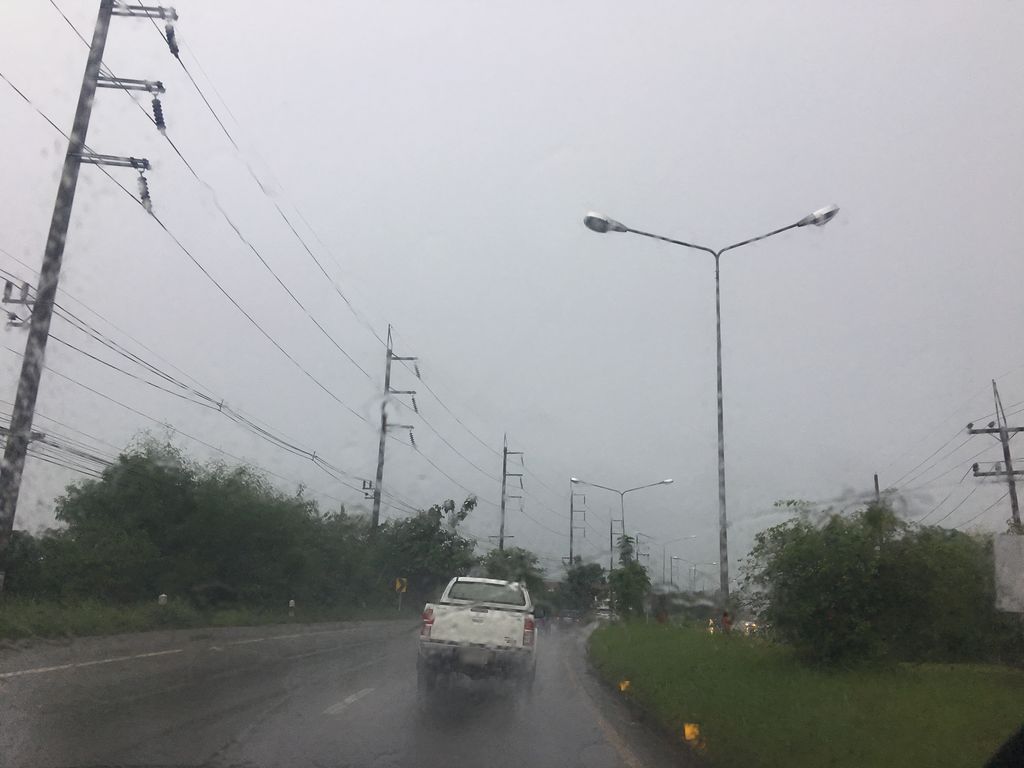 ภาพถนนตรงที่ พีพี คอฟฟี่ ตั้งอยู่ ถ่ายโดย wapriz พ.ศ. 2561 (2018) · A street-level view of where พีพี คอฟฟี่ · Phiphi Coffee stands, by wapriz in 2561 (2018)