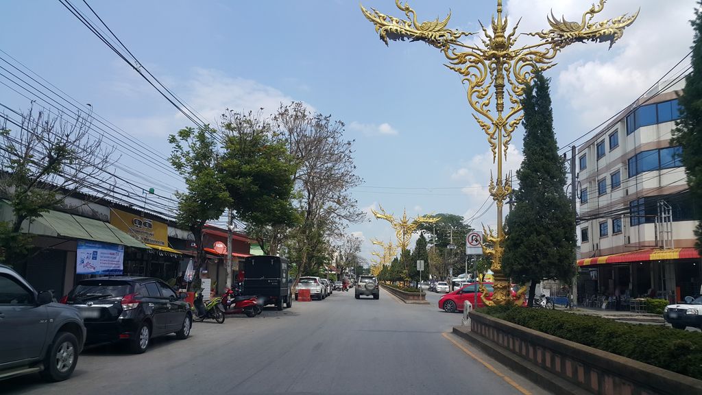 ภาพถนนตรงที่ ธนาคารทหารไทย ตั้งอยู่ ถ่ายโดย jrcarlsen พ.ศ. 2560 (2017) · A street-level view of where ธนาคารทหารไทย · Thahan Thai Bank stands, by jrcarlsen in 2560 (2017)