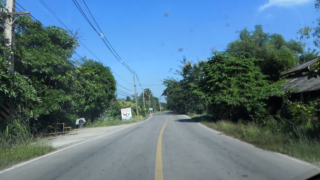 ภาพถนนตรงที่ ไชยประเสริฐพันธุ์ปลา ตั้งอยู่ ถ่ายโดย charlesano พ.ศ. 2561 (2018) · A street-level view of where ไชยประเสริฐพันธุ์ปลา · Chai Prasoet Phanpla stands, by charlesano in 2561 (2018)