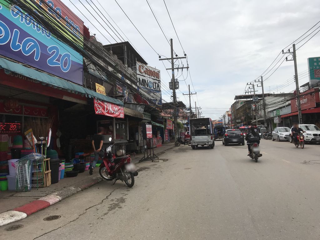 ภาพถนนตรงที่ ธนาคารเกียรตินาคิน ตั้งอยู่ ถ่ายโดย kiw พ.ศ. 2561 (2018) · A street-level view of where ธนาคารเกียรตินาคิน · Kianti Na Khin Bank stands, by kiw in 2561 (2018)