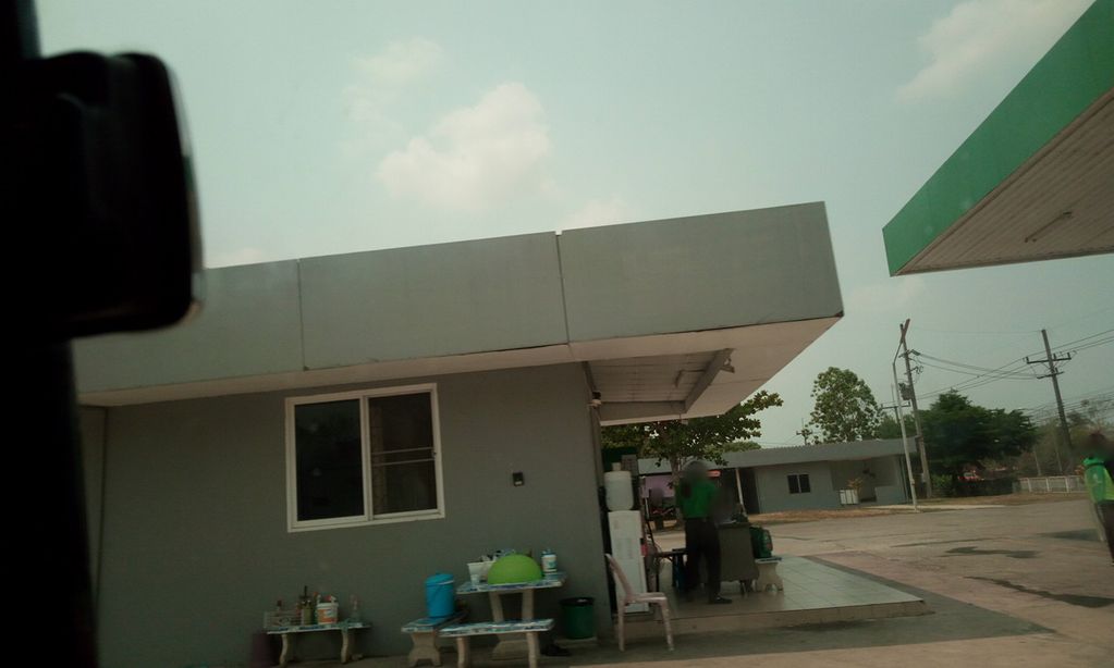 ภาพถนนตรงที่ ปลาทองบ้านแฟ้มฟาร์ม ตั้งอยู่ ถ่ายโดย ozflor พ.ศ. 2562 (2019) · A street-level view of where ปลาทองบ้านแฟ้มฟาร์ม · Pla Thong Ban Faem Farm stands, by ozflor in 2562 (2019)