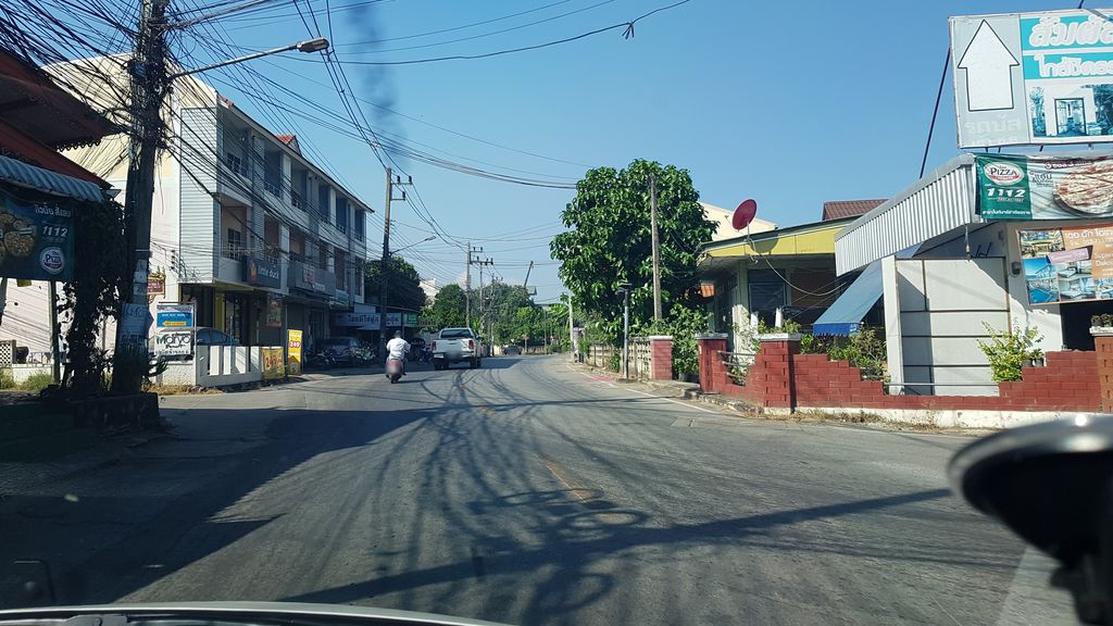 ภาพถนนตรงที่ The Corner Chiangrai ตั้งอยู่ ถ่ายโดย igorzo พ.ศ. 2562 (2019) · A street-level view of where The Corner Chiangrai stands, by igorzo in 2562 (2019)