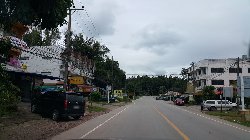ภาพถนนตรงที่ โรงเตี๊ยม ตั้งอยู่ ถ่ายโดย jrcarlsen พ.ศ. 2559 (2016) · A street-level view of where โรงเตี๊ยม · Rongtiam stands, by jrcarlsen in 2559 (2016)
