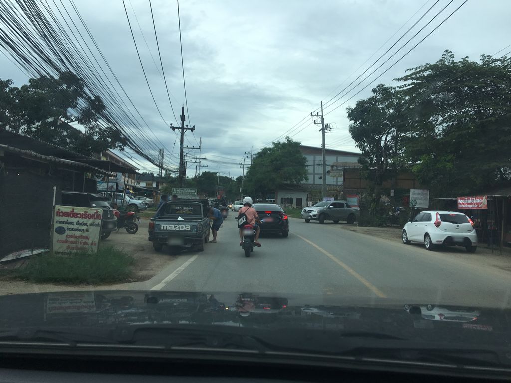 ภาพถนนตรงที่ เฮือนยาสมอ ตั้งอยู่ ถ่ายโดย wapriz พ.ศ. 2561 (2018) · A street-level view of where เฮือนยาสมอ · Hueanyatmo stands, by wapriz in 2561 (2018)