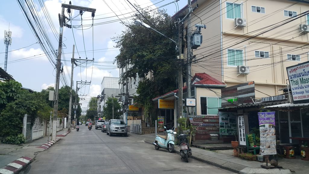 ภาพถนนตรงที่ Chiang rai tattoo coracha ตั้งอยู่ ถ่ายโดย jrcarlsen พ.ศ. 2560 (2017) · A street-level view of where Chiang rai tattoo coracha stands, by jrcarlsen in 2560 (2017)