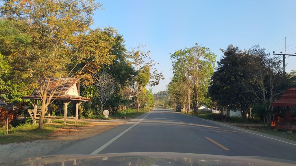 ภาพถนนตรงที่ แสงแก้ว ภูธารา  รีสอร์ต เชียงราย Sangkaew Phuthara Resort CRI. ตั้งอยู่ ถ่ายโดย jrcarlsen พ.ศ. 2565 (2022) · A street-level view of where แสงแก้ว ภูธารา  รีสอร์ต เชียงราย Sangkaew Phuthara Resort CRI. stands, by jrcarlsen in 2565 (2022)