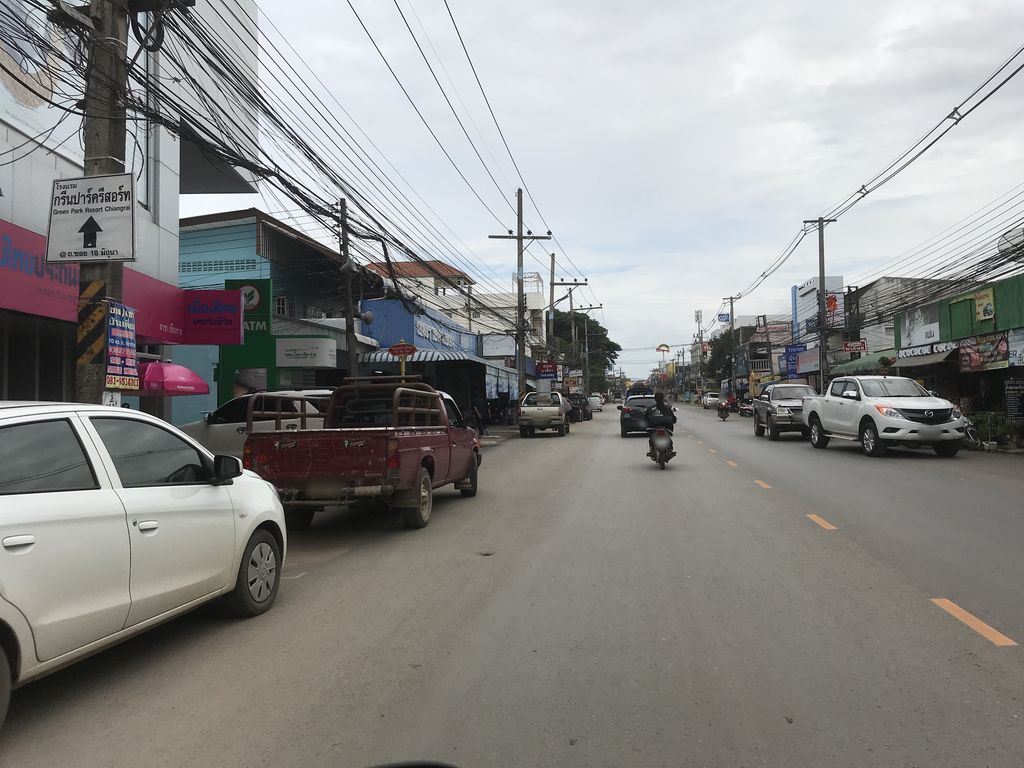 ภาพถนนตรงที่ Psnail 2534 ตั้งอยู่ ถ่ายโดย kiw พ.ศ. 2561 (2018) · A street-level view of where Psnail 2534 stands, by kiw in 2561 (2018)