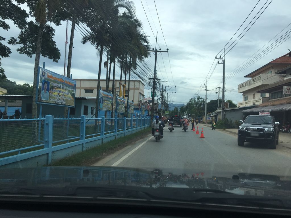 ภาพถนนตรงที่ บ้านธนารักษ์-กองทัพบก จังหวัดเชียงราย ตั้งอยู่ ถ่ายโดย wapriz พ.ศ. 2561 (2018) · A street-level view of where บ้านธนารักษ์-กองทัพบก จังหวัดเชียงราย · Ban Thana Rak-kongthapbok Changwat Chiang Rai stands, by wapriz in 2561 (2018)